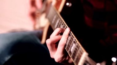 akustik gitar oynamaktan parmak portre
