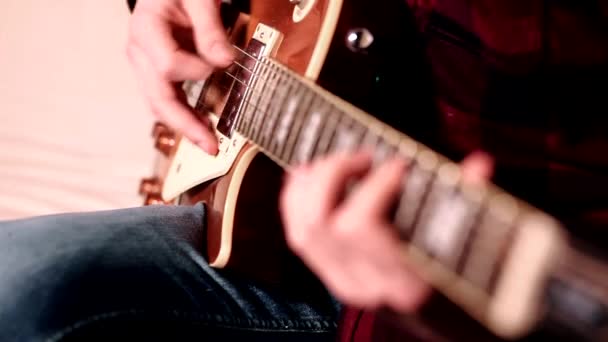 Крупный план пальцев от акустической гитары — стоковое видео