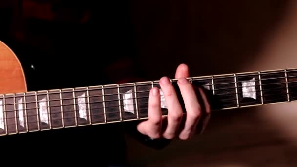 Guitariste professionnel jouant des riffs sur la guitare électrique à la maison Studio. Gros plan — Video