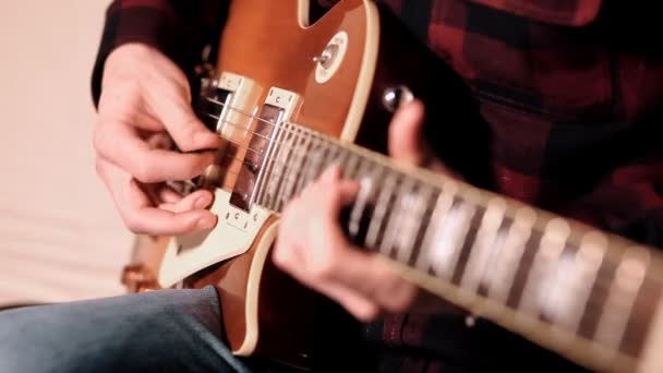 Gros plan des doigts de la guitare acoustique — Video