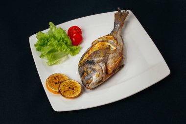limon ve ıspanak'ın Dorada balıkla ızgara