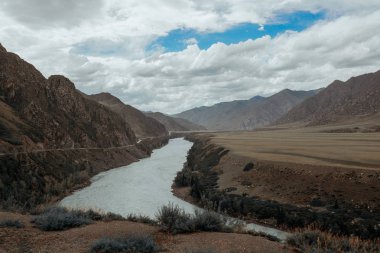 Bir yaz gününde Katun nehir seyahat Altay, dağ nehir