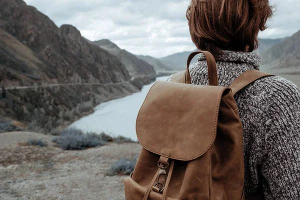 Hippi kız dağ zevk sırt çantası ile. Arka plan görünüm mockup üzerinde turist Gezgin. — Stok fotoğraf