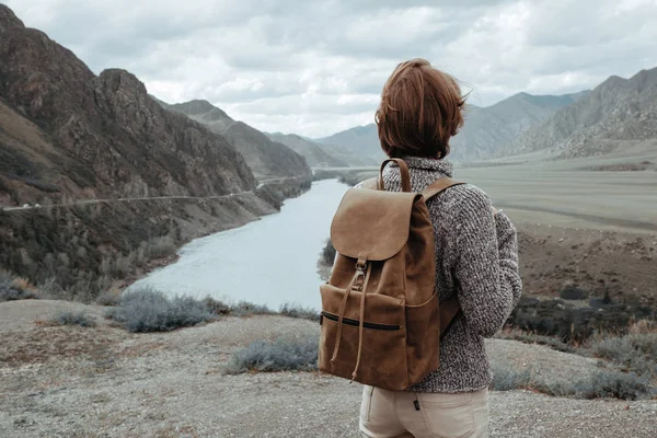 Hipster chica joven con mochila disfrutando de la montaña. Turista viajero en vista de fondo maqueta . — Foto de Stock