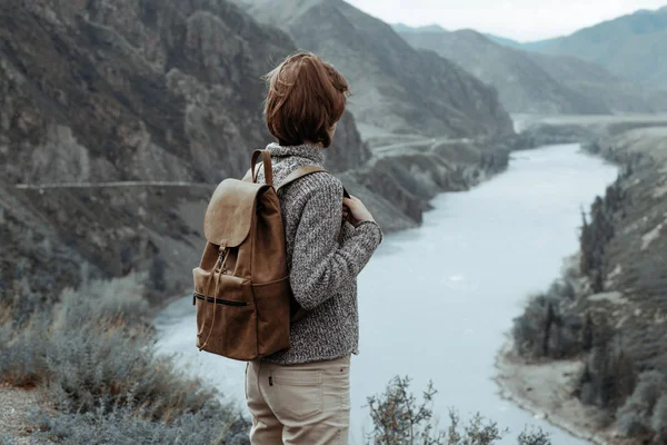 Hippi kız dağ zevk sırt çantası ile. Arka plan görünüm mockup üzerinde turist Gezgin — Stok fotoğraf