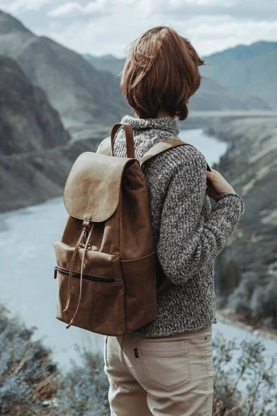 Hipster chica joven con mochila disfrutando de la montaña. Turista viajero en vista de fondo maqueta — Foto de Stock