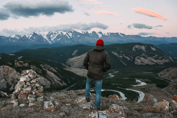 Adam dağlarda inanılmaz sahne sırasında bahar renkli gün batımını izlemek — Stok fotoğraf