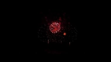 Tekrarlanan, renk fireworks gece gökyüzünde