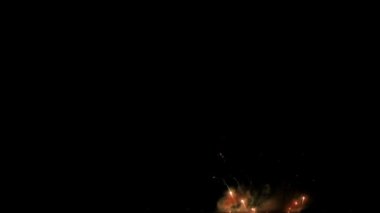 Tekrarlanan, renk fireworks gece gökyüzünde