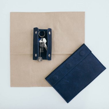 Mavi çanta ile anahtar taşı. Kağıt ve beyaz arka plan