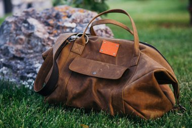 Retro kahverengi Ayakkabı ve erkek deri çanta parlak renkli yaz çim Park