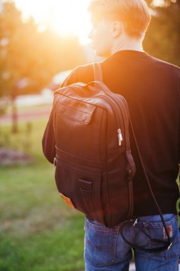 Sırt çantası ile yürüyen genç erkek turist