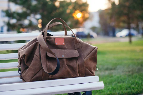 Sonbahar parkta bankta çanta