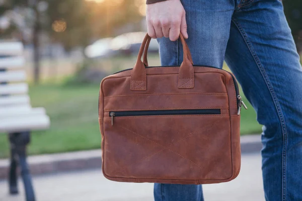 Hombre guapo con una bolsa de cuero en la ciudad —  Fotos de Stock