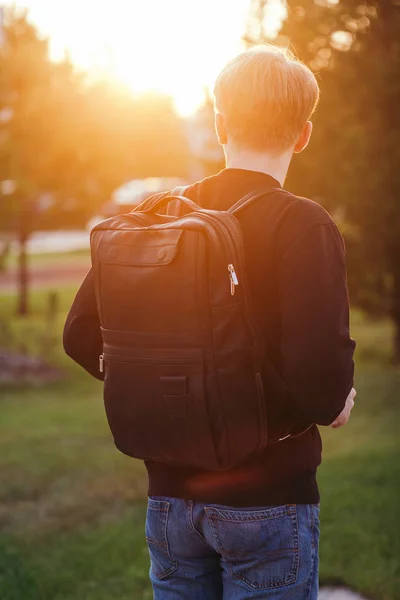 Jeune touriste mâle marche avec le sac à dos — Photo