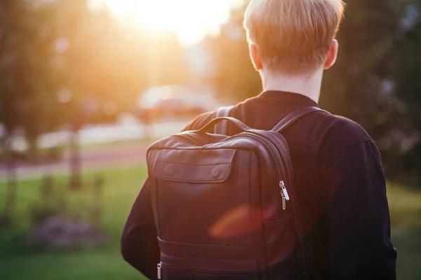 Joven turista masculino caminando con la mochila — Foto de Stock