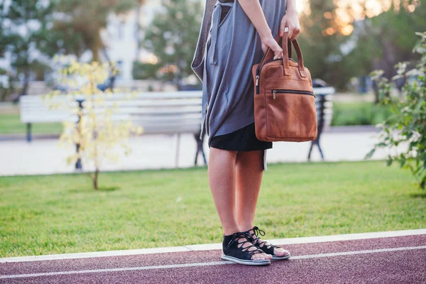 Kadın çantasını şeyler arıyor