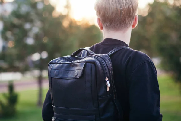 Der Typ mit dem schwarzen Lederrucksack. Stadtlandschaft — Stockfoto