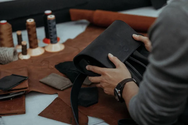 Mästaren gör en läderväska. En närbild, en produkt från huden i händerna. — Stockfoto