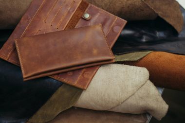 Çantalar renkli hakiki deriden farklı tarzlarda