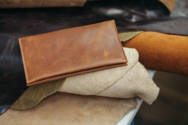 Çantalar renkli hakiki deriden farklı tarzlarda