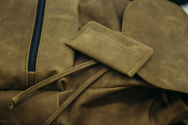 Bolso y bolso de cuero. Trabajo a mano y alta calidad de la piel . — Foto de Stock
