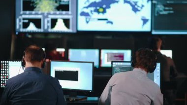 sistem kontrol merkezi ekranları izlemek güvenlik personeli ekip. Bu-ebil var olmak bir hava durumu istasyonu veya Havaalanı trafik kontrol odası.