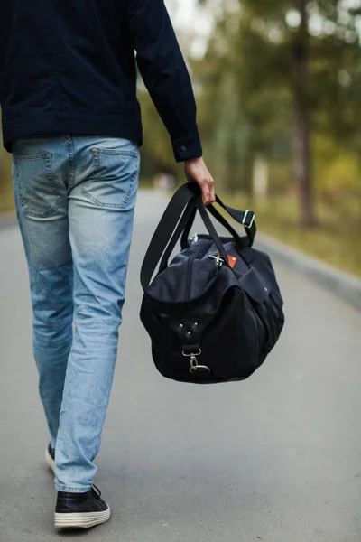 Coole Mann schönes Modell im Freien, Stadt-Stil Mode. Ein gutaussehendes Männermodel spaziert als nächstes durch die Innenstadt. städtische Umgebung. — Stockfoto