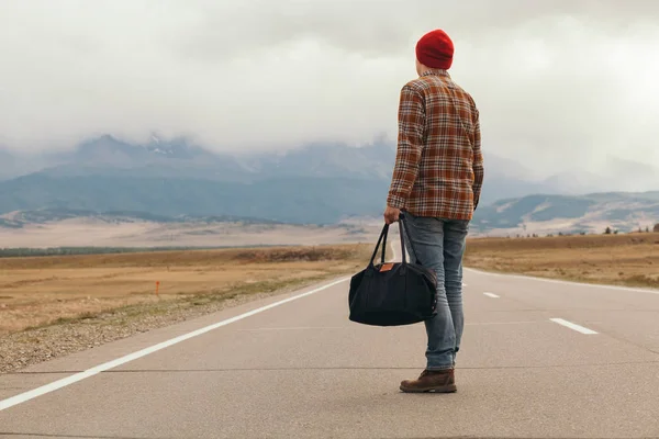 Gezgin adamla yolda yürürken bavul,