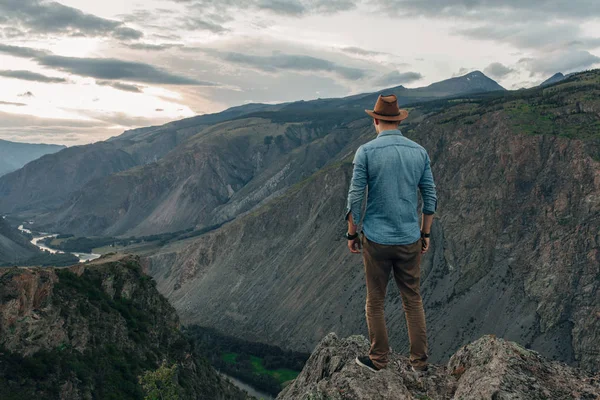 Bir şapka Gezgin yüksek rock kenarında maliyeti ve bir kanyon Vadisi'ne görünüyor — Stok fotoğraf