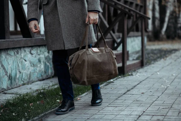 Mann läuft mit Tasche auf Straße — Stockfoto