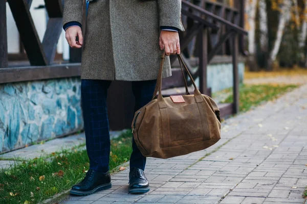 Hombre ocupado caminando por la calle con bolsa —  Fotos de Stock