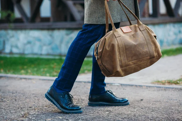 Uomo impegnato che cammina per strada con borsa — Foto Stock