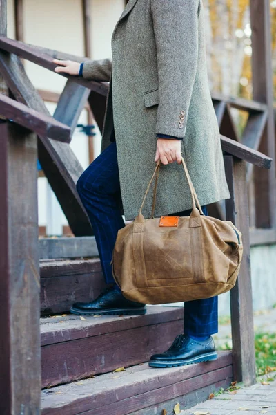 Evrak çantası kahverengi deri çanta üst katta yürüyüş ile iş adamı ,