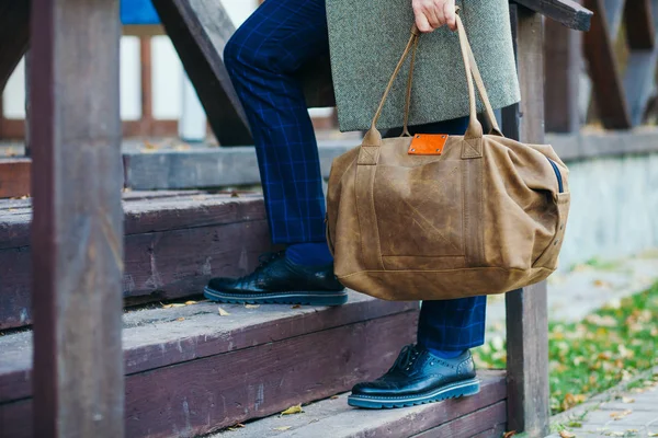 Hombre de negocios con maletín bolso de cuero marrón caminando arriba  , — Foto de Stock