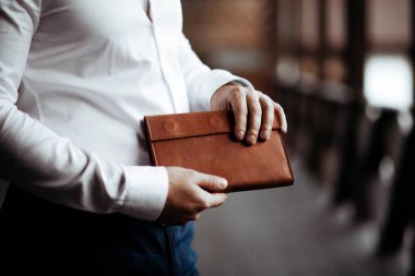 Elinde bir çanta ile iş adamı. Yakın çekim