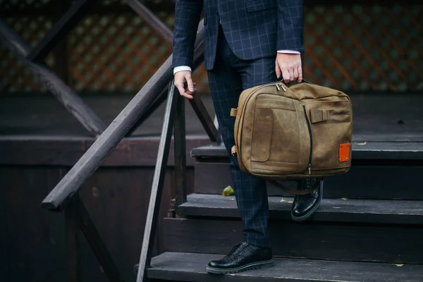 Empresario de pie y con un maletín en la mano trabajando con confianza —  Fotos de Stock