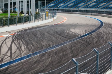 Arka plan siyah lastik izleri tekerlekli asfalt yolda yüksek açı çekim görünümü devre yarış