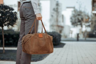 Avrupa şehri Arnavut kaldırımlı sokakta keşfetmek tatil genç adam