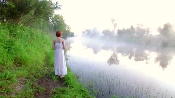 Genç kadın iç çamaşırı Nehri yakınında soyunma içinde. — Stok video