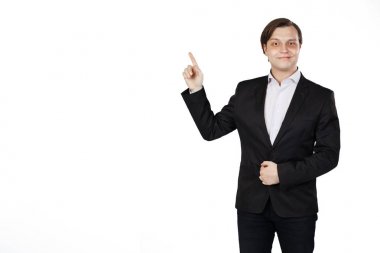 Beyaz arka plan üzerinde izole alan kopyalamak için işaret eden genç iş adamı portresi.