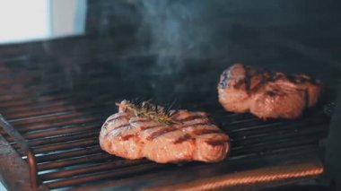 Izgarada kurumuş barbekü Bifteği
