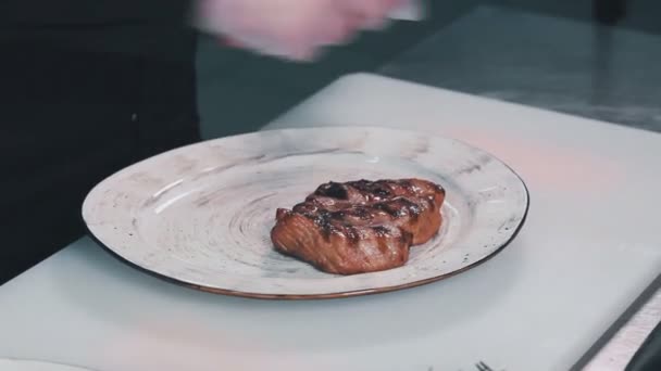 소스와 스테이크 접시에 테이블에 서 있다. 요리사 장식 야채 스테이크 — 비디오
