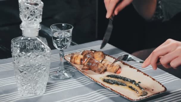 Flicka i restaurangen äta pannkakor med kött — Stockvideo