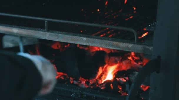 Muž se mísí uhlí v ohřívadla — Stock video