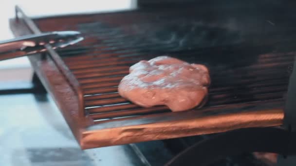 Kuchař dělá steak na grilu — Stock video