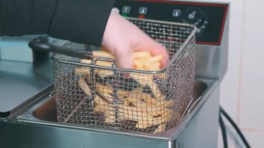 Restoranda kızarmış patates kızartması derin