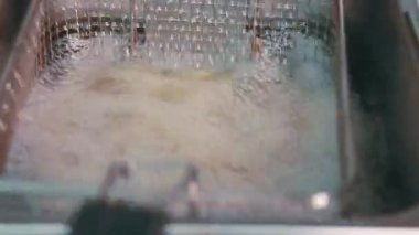 patates kızartması fritöz chipser içinde.