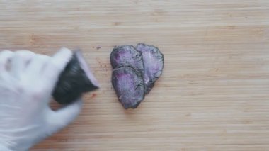 Şef salata yapar ve bir tabak üzerinde koyar. Üstten Görünüm