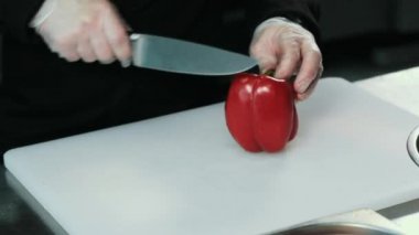 Erkek el taze kırmızı biber bıçak ile kesme yakın çekim